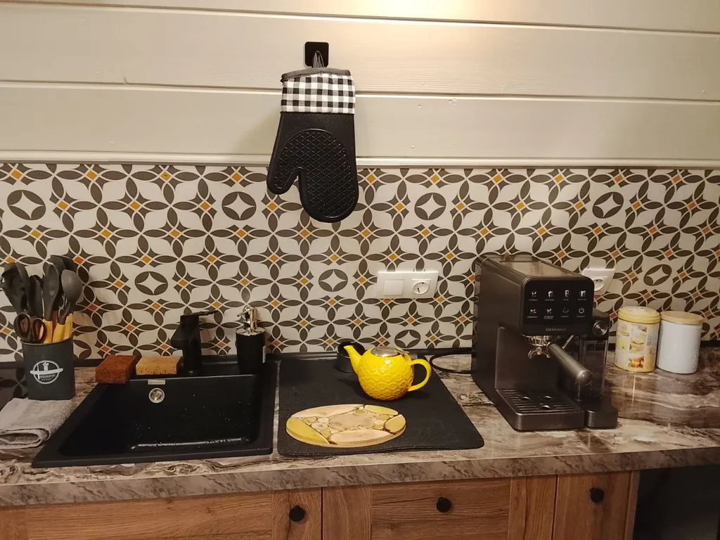 Большой дом А-Фрейм среди молодого елового леса