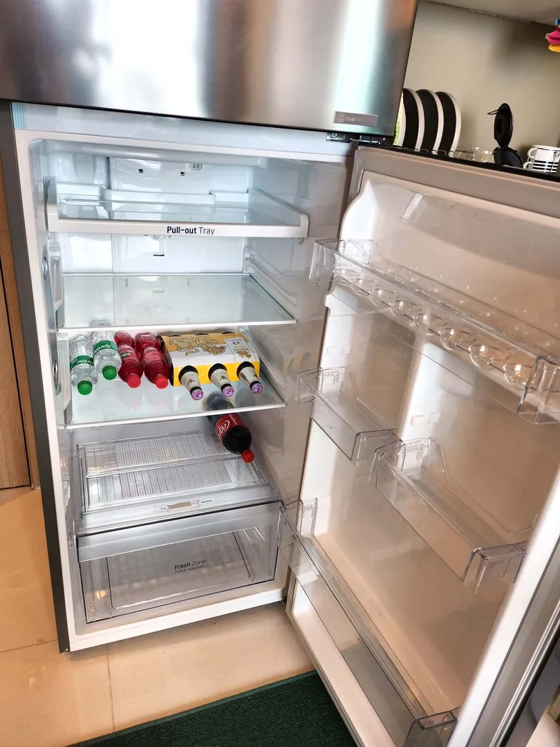 Холодильник с "приветственным набором".