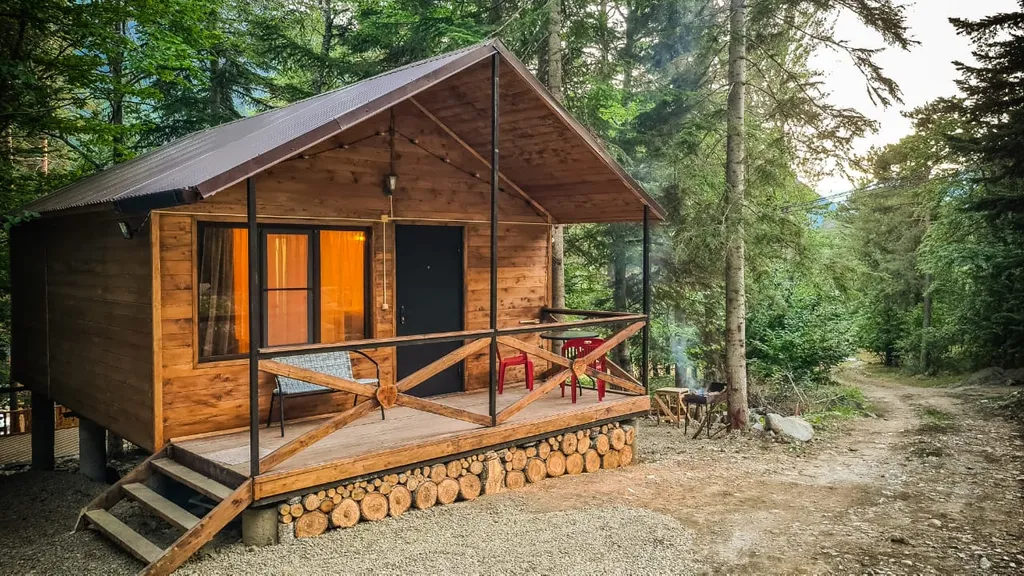Домики-шале с видом на сосновый лес