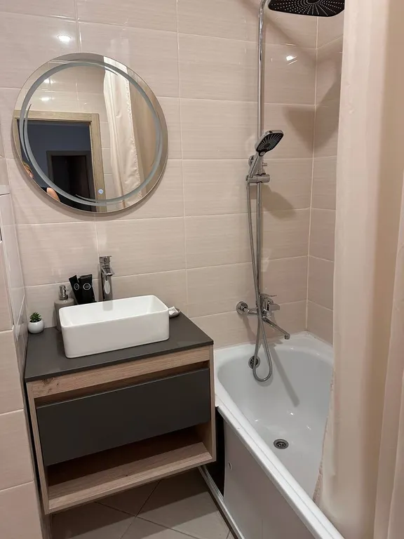 Современная новая квартира в стиле лофт недалеко от берега