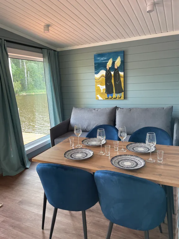 Дом на воде, хаусбот в Карелии