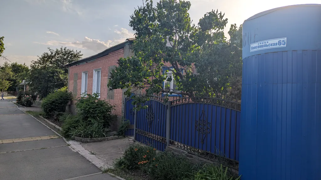 Большой уютный дом с камином и зоной для посиделок во дворе