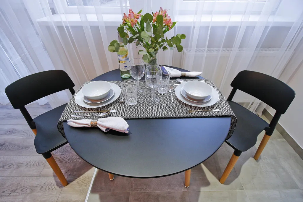 Студия с панорамными окнами в центре