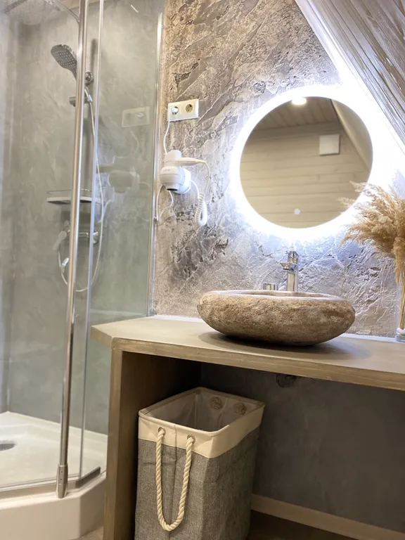 Уютное шале на берегу ручья с баней и купелью на уединенной террасе