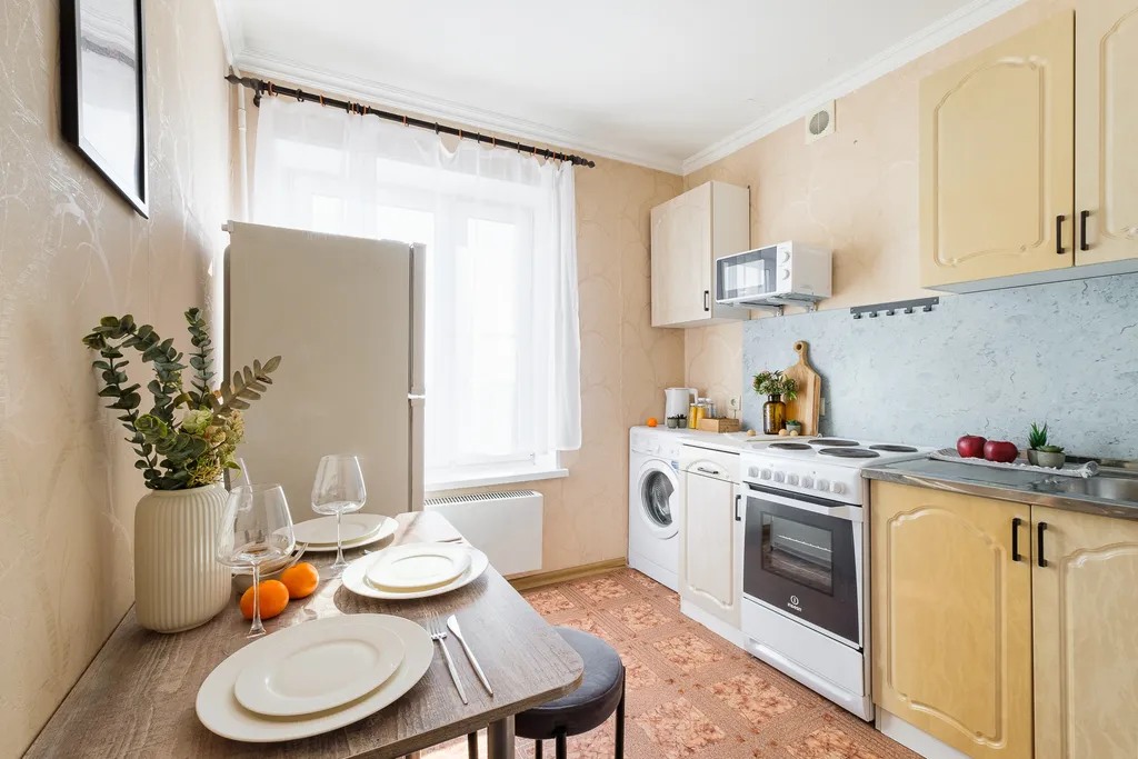 Широкая кровать и балкон для отдыха