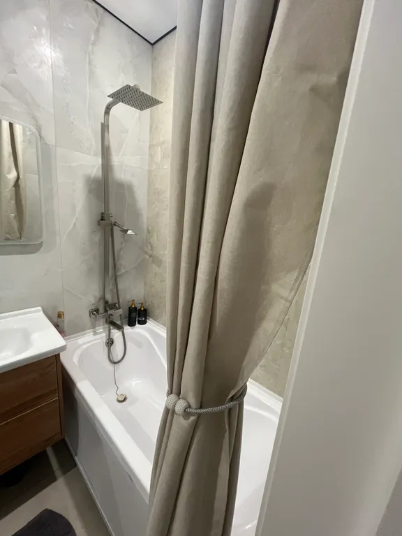 Квартира Квартира с новым ремонтом на первом этаж окна на парковку — Элиста