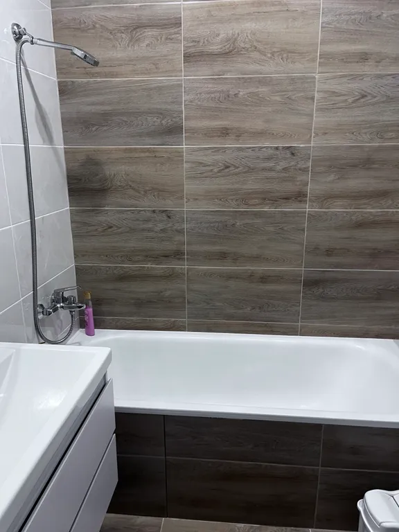 Квартира Квартира с новым ремонтом на первом этаже окна выходят на парковку — Элиста