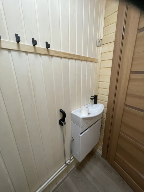 Уютный домик в тихом месте рядом с водой