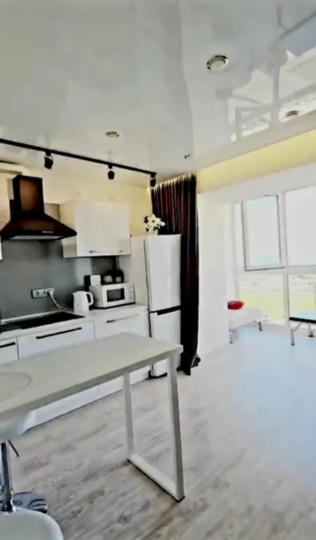 Уютная квартира с панорамными окнами и джакузи