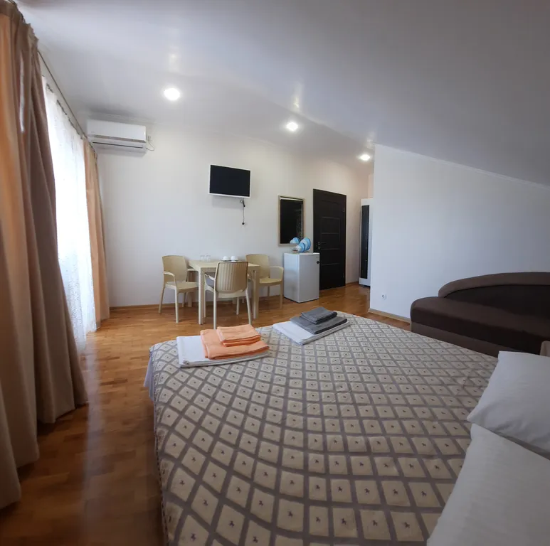 Квартира Семейный номер с балконом — аренда посуточно в Евпатория