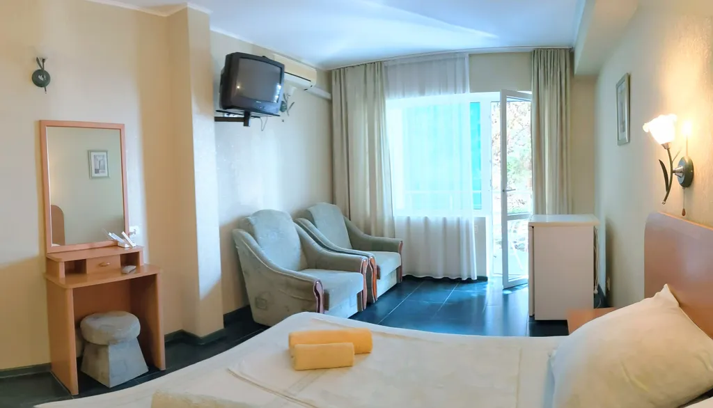 Уютная комната с балконом у моря