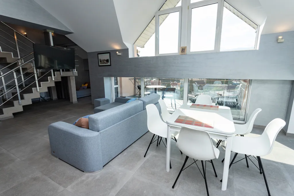 Роскошный двухуровневый апартамент люкс