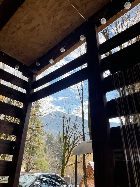 Домик с террасой и видом на горы