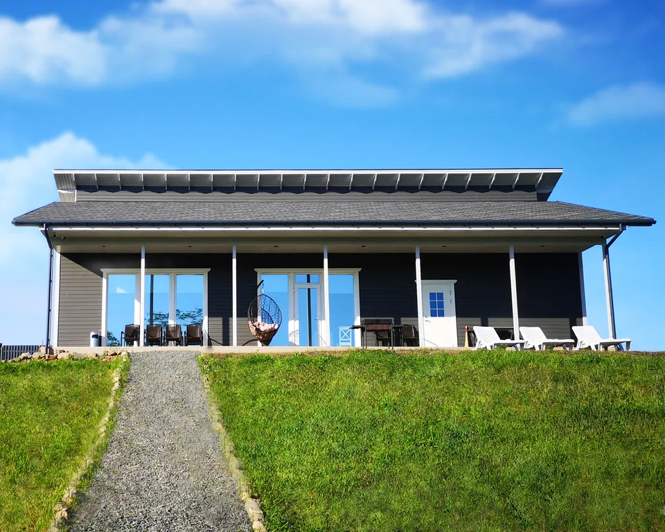 Отдых на берегу озера с видом на горнолыжный курорт и сауной в доме