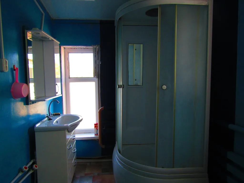 Дом с двумя спальнями и крыльцом с садовой мебелью