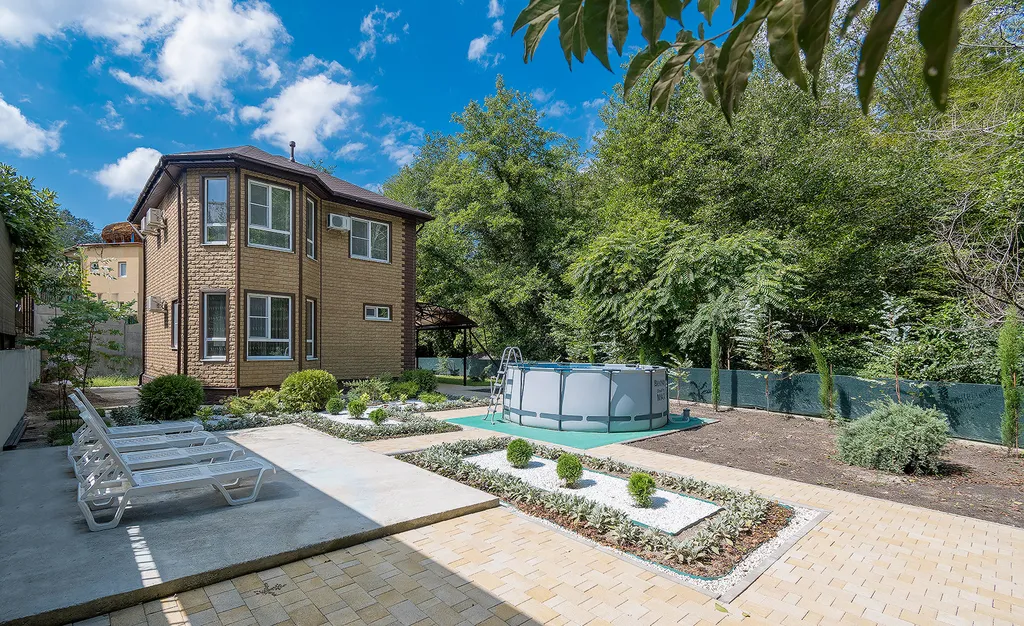 Коттедж с бассейном возле леса