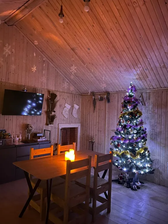 Уютный бревенчатый дом и баня, на одном участке