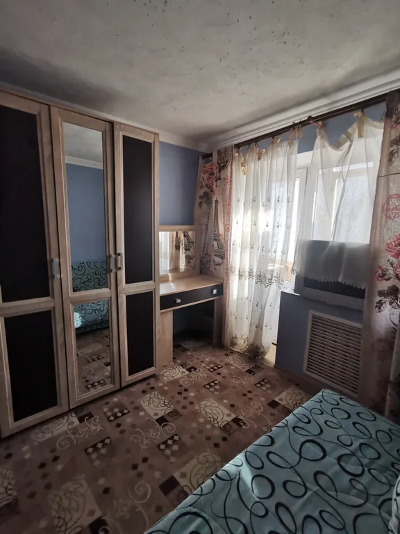 Центр города, в 100 метрах от площади Ленина