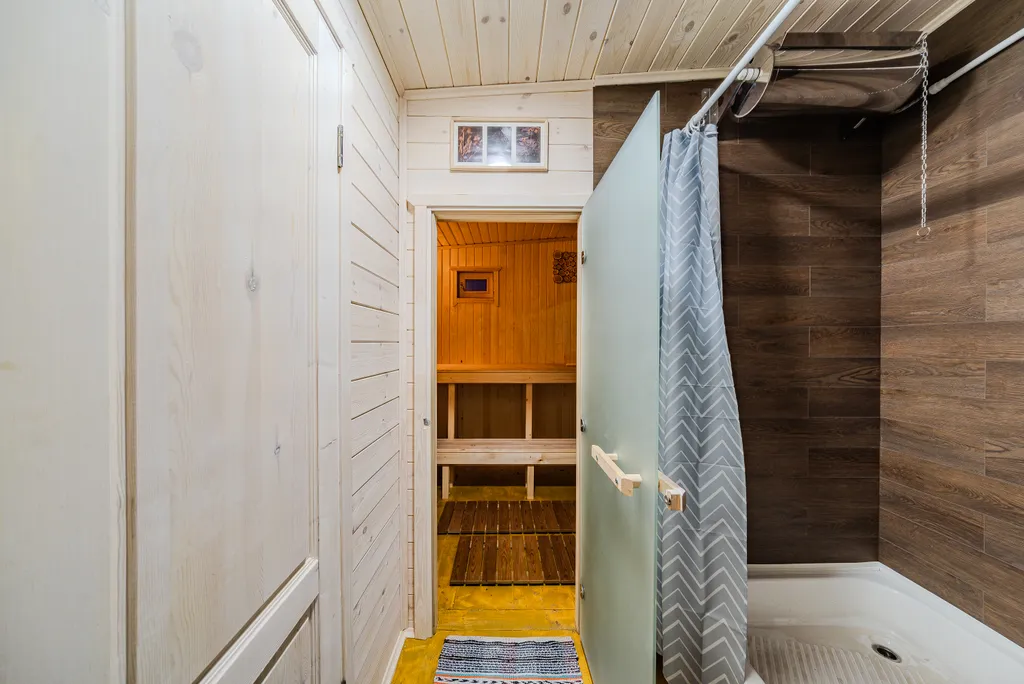 Новый дом с большим столом, кинотеатром, баней