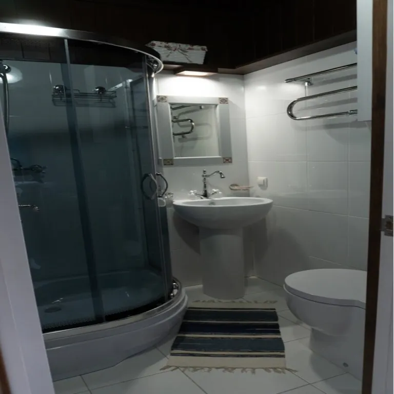 Красивый домик в лесу у реки