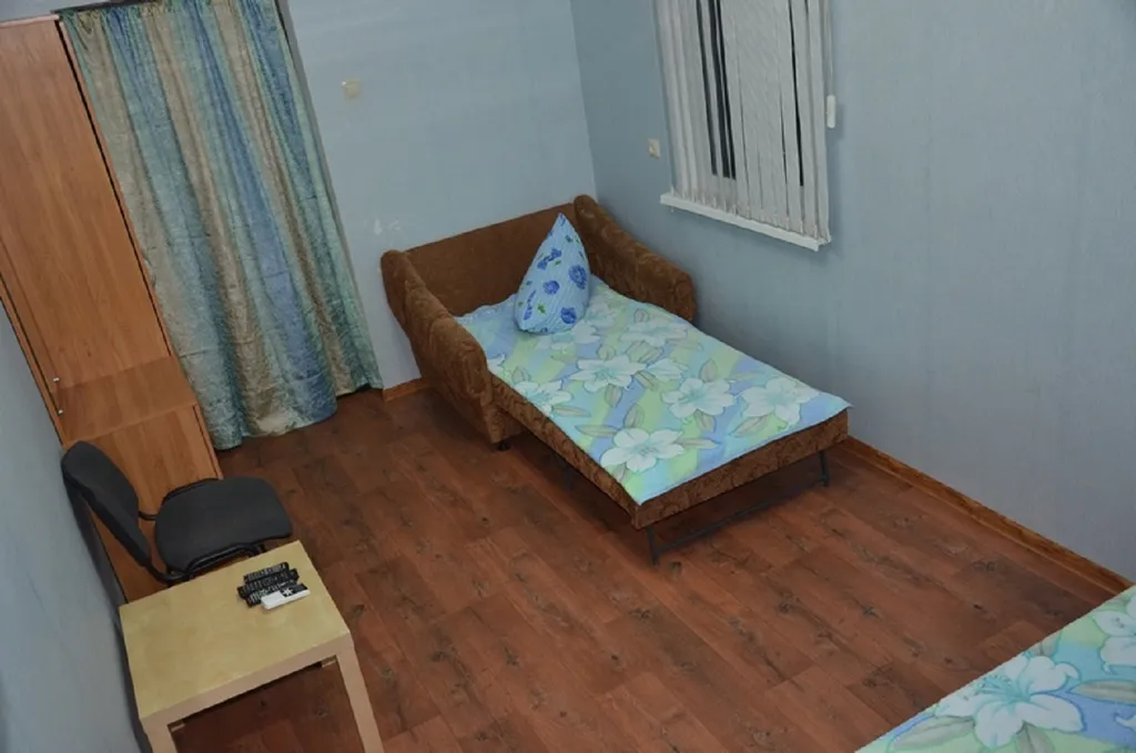 Небольшой трехместный номер с удобствами