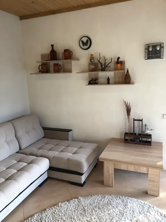 Домик на берегу озера