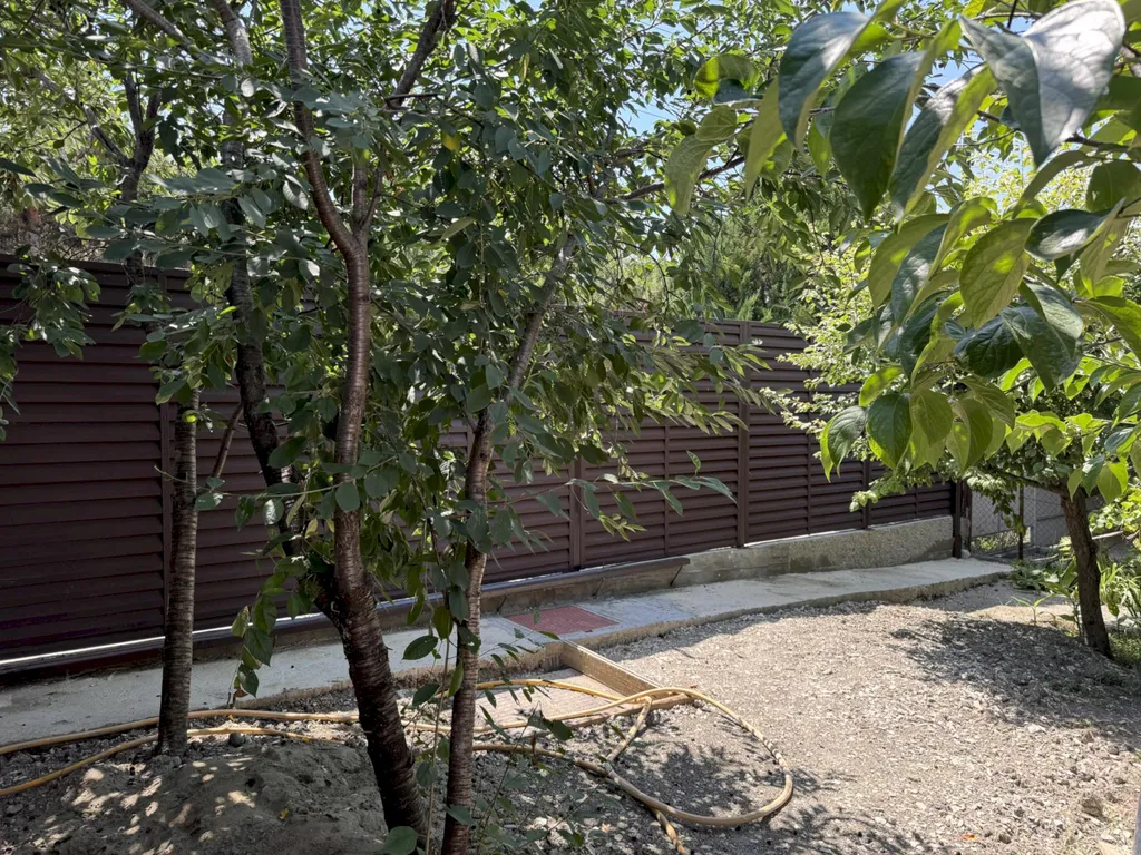 Четырёхкомнатный дом с двориком и мангалом – центр