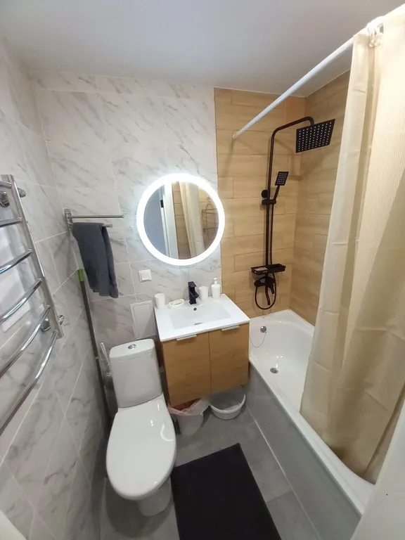 Квартира у озера Кабан и нового театра Камала.