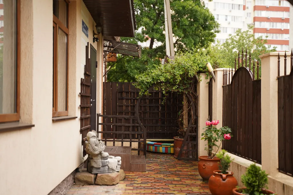 Коттедж Отдельный двухэтажный дом с уютным двором — Геленджик