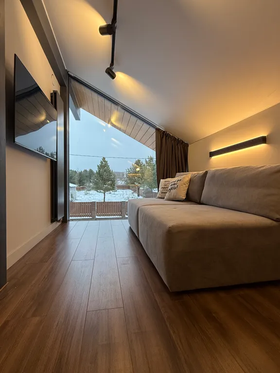 Премиальный загородный дом с теплым бассейном, на берегу