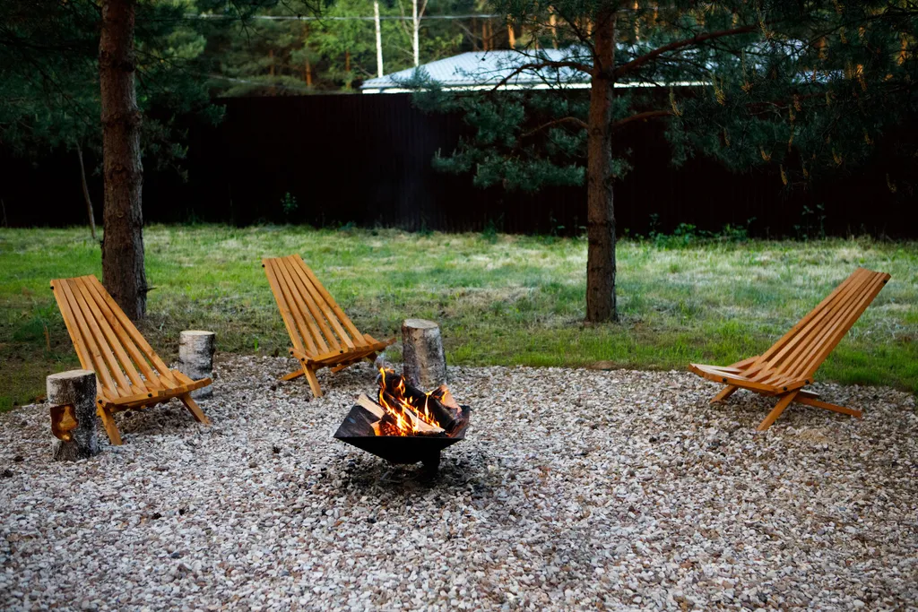 Дом с сауной и горячим чаном на участке с соснами