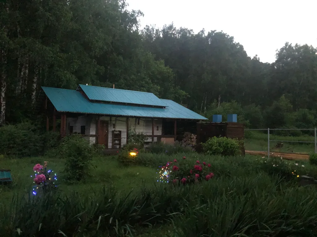 Комната с видом на лес и горы