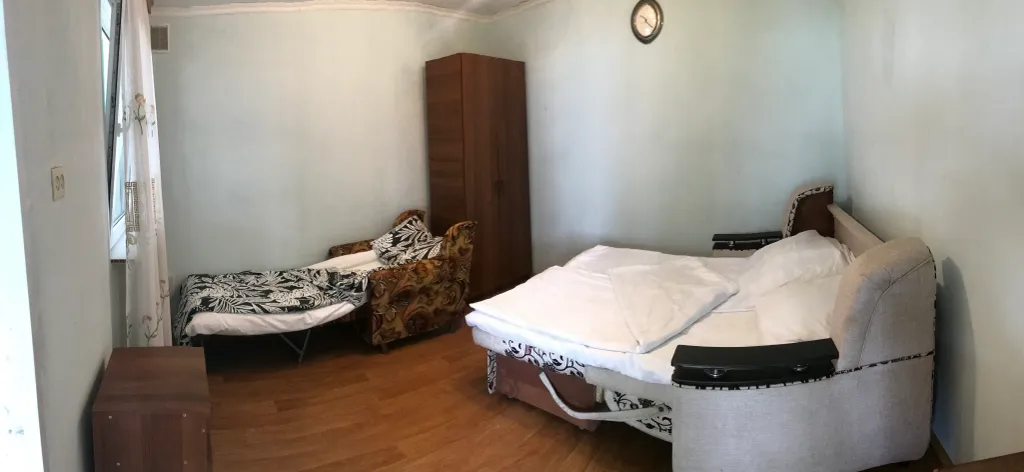 Уютная комната в центре города с видом на море