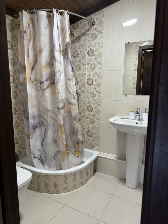 Уютная квартира на мансардном этаже с видом на горнолыжный склон, лес