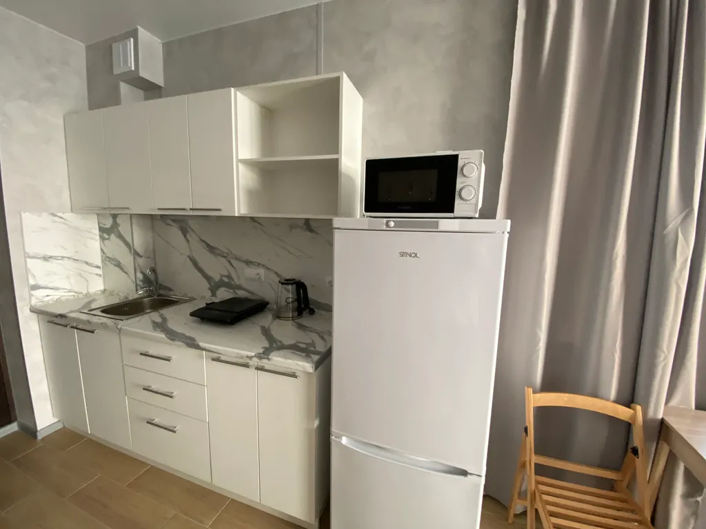 Уютный номер с видом на бассейн и частично на море