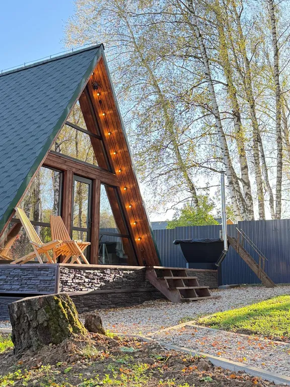 Уютный афрейм в березовом лесу