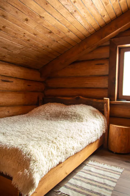 Шале на берегу реки с баней и горячей купелью