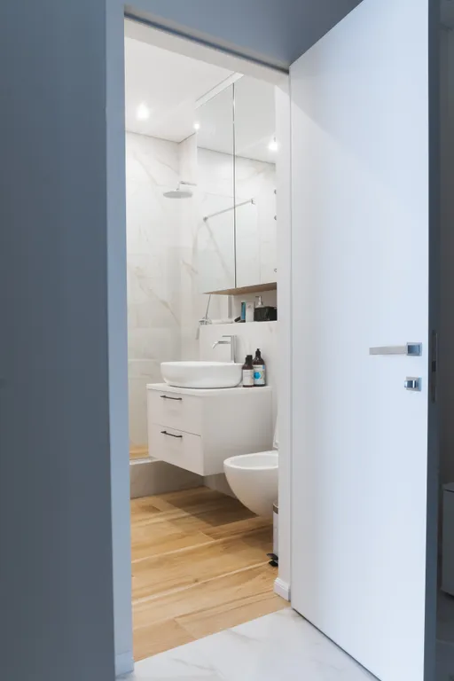 Новая дизайнерская квартира с видом на пруд