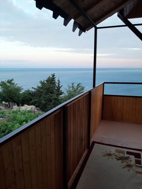 Студия с балконом и панорамным видом на море