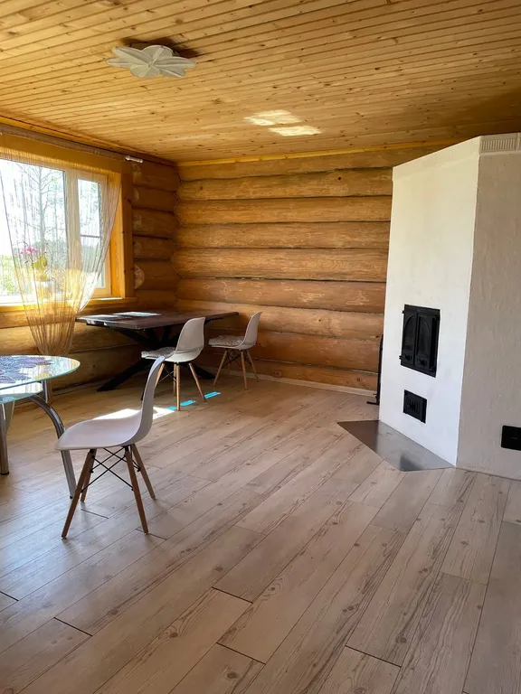 Дом в лесу среди сосен