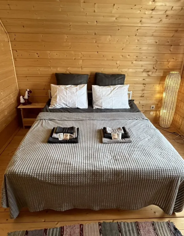 Уютный дом в жилой деревне возле реки