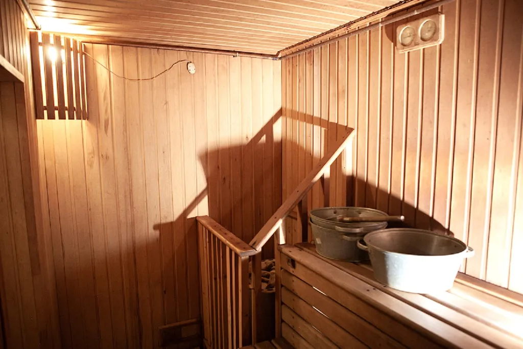 Деревянный дом у озера с сауной и бильярдом