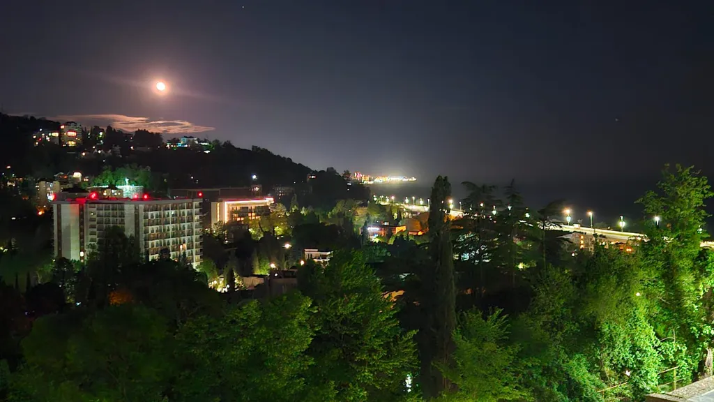 Апартамент с панорамными окнами с видом на море, горы и лес в Хосте