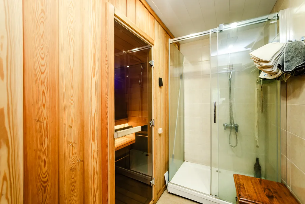 Дом с бассейном и сауной