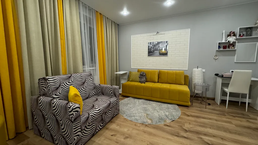 Белая студия в новом доме на центральной улице