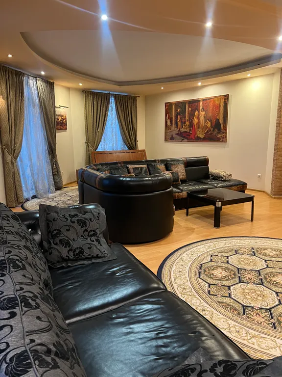 Четырёхкомнатные апартаменты на главном проспекте города