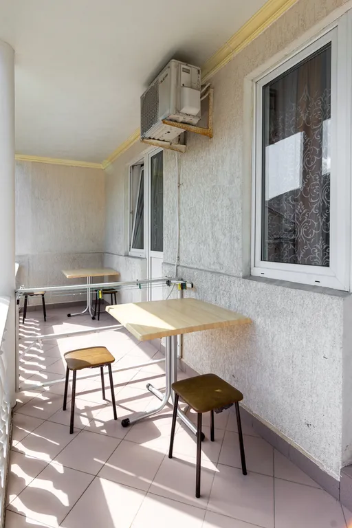 Номер с видом на горы и бассейн.