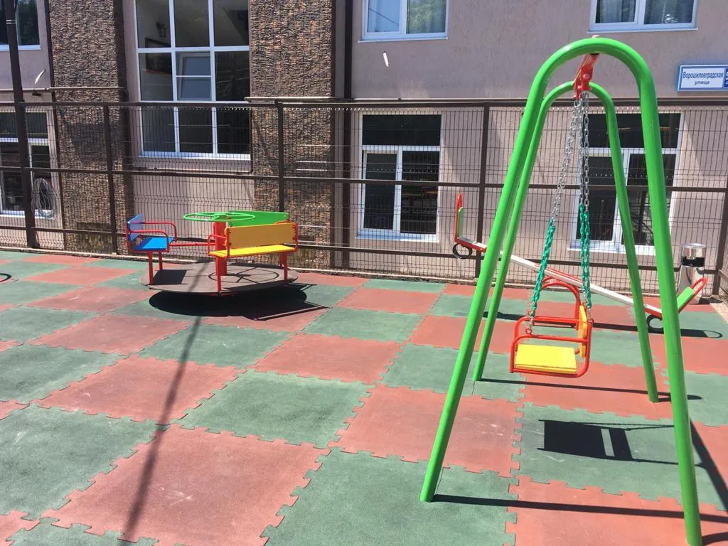 Просторная студия с дизайнерские ремонтом