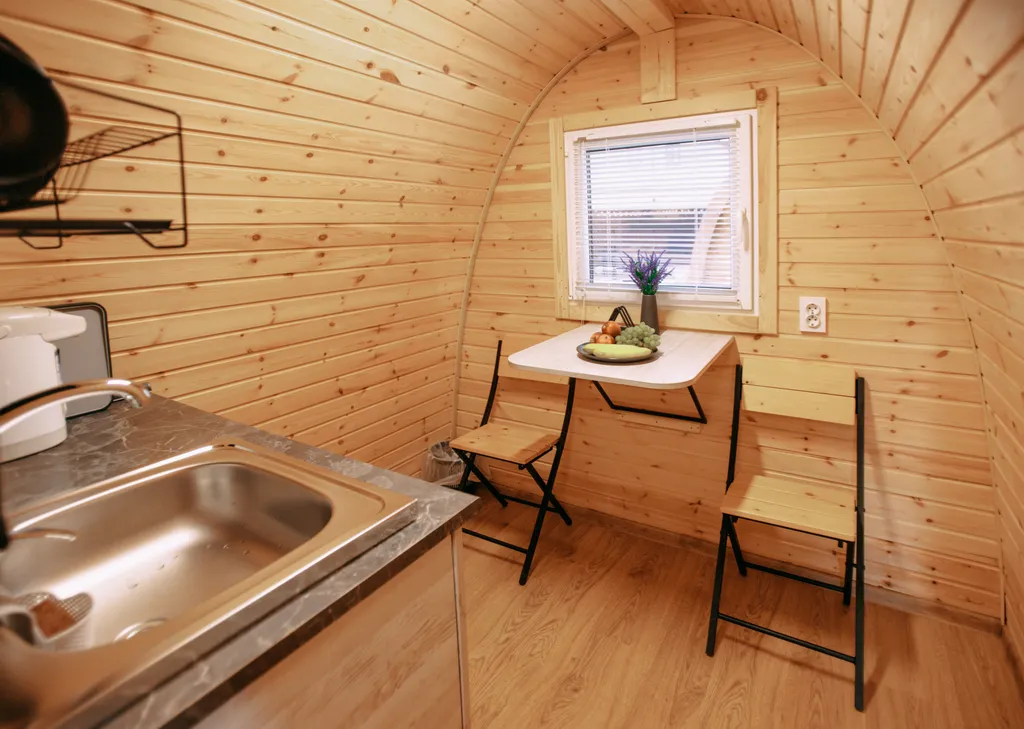 Рорбу домик рыбака на берегу реки Янисйоки