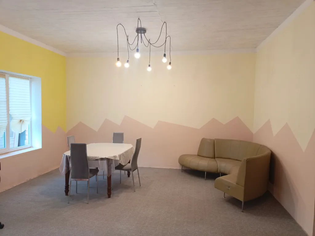 Большой дом с бассейном, просторным залом беседкой и детским домиком